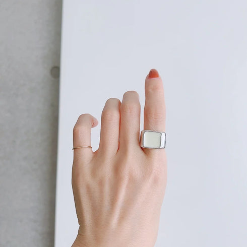 Lulu signet ring